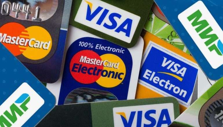 Отличия банковских карт с программами лояльности и без них