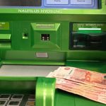 Финансовый кризис вышел за пределы банков и начал бить по обычной жизни